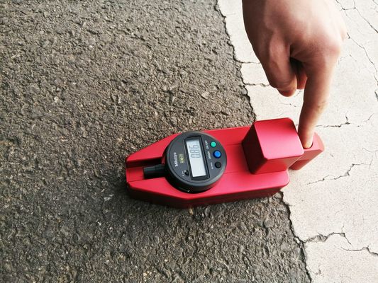 계측기 건전지를 확인하는 빨간 포장 도로 표시 두께